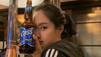 Son Naeun juga jadi salah satu model untuk merek bir terkenal di Korea. Ia pun membagikan momennya saat menikmati BBQ Korea sambil minum bir. Foto: Instagram @marcellasne_