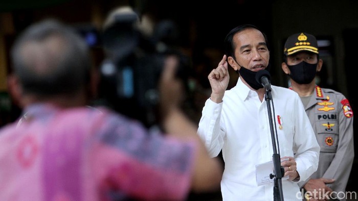 Presiden Joko Widodo hari mengunjungi mal yang berada di Bekasi. Kedatangannya itu untuk meninjau kesiapan Bekasi menjalankan skema new normal.