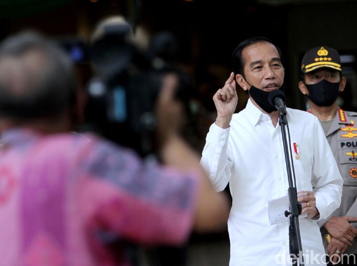 Presiden Joko Widodo hari mengunjungi mal yang berada di Bekasi. Kedatangannya itu untuk meninjau kesiapan Bekasi menjalankan skema new normal.