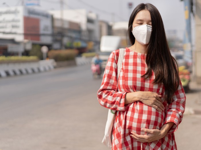 Ilustrasi wanita hamil pakai masker Ilustrasi wanita hamil pakai masker