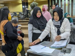 Penuhi Kebutuhan Saat Pandemi, Pedagang Asongan di Parepare Jual Perabotan Rumah