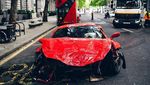 Duh, Ferrari Ringsek Usai Nabrak Bus Tingkat