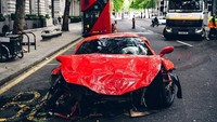 Salah satu pengguna Twitter dengan nama Tick Dickie’s Ticker’ yang datang ke lokasi kejadian turut menggambarkan Ferrari cantik seharga 250.000 poundsterling (sekitar Rp 4,5 miliar) sudah dibereskan oleh pihak berwajib. Foto: Instagram @tfjj