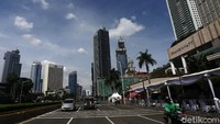 Hari ini, awan putih tipis juga terlihat menggelayut di langit Jakarta.
