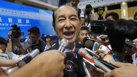 Dengan uang itu lah dia meluncurkan perusahaan konstruksi dan minyak tanah. Perlahan namun pasti, dia membangun kerajaan bisnisnya sendiri. Pada gilirannya, Ho menemukan mitra bisnisnya, yaitu Yip Hon, Teddy Yip, dan taipan Hong Kong Henry Fok. Ho memutuskan untuk mengejar monopoli perjudian yang menguntungkan di Makau. AP Photo/Vincent Yu.