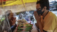 New normal yang akan diterapkan adalah hidup sesuai protokol kesehatan untuk mencegah virus corona. CNN Indonesia/Bisma Septalisma.