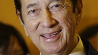 Untuk merebut kendali bisnis dari sebuah keluarga yang sudah mengakar di sana, Ho menjanjikan untuk membangun infrastruktur kota dan mempromosikan pariwisata. Tak sia-sia, pada 1962 mereka dianugerahi monopoli perjudian dari pemerintah Portugis yang punya kendali di wilayah tersebut waktu itu. Di situ lah cikal bakal terciptanya Sociedade de Turismo e Diversoes de Macau, SARL (STDM), serta Hos Shun Tak Holdings, Ltd yang merupakan bisnis Ho. AP Photo/Vincent Yu.