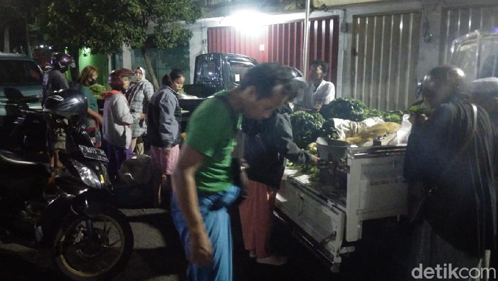 Puluhan pedagang menggelar lapak di Jalan Sultan Agung tanpa menerapkan protokol kesehatan. Mereka berjualan di jalan bekas ruko yang ambruk tersebut, karena Pemkab Jember menutup pasar tradisional untuk mencegah penyebaran virus Corona.