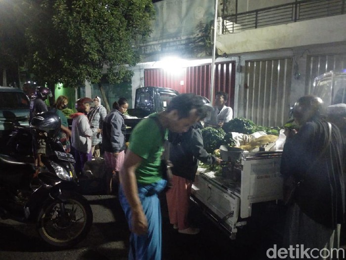 Puluhan pedagang menggelar lapak di Jalan Sultan Agung tanpa menerapkan protokol kesehatan. Mereka berjualan di jalan bekas ruko yang ambruk tersebut, karena Pemkab Jember menutup pasar tradisional untuk mencegah penyebaran virus Corona.