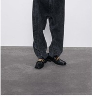 Mungkin mencoba untuk terlihat lebih unik dan menjual, beberapa foto ditampilkan secara cukup ekstrem. Lihat saja celana jeans yang dipromosikan seperti ini.  Foto: Twitter/Zara