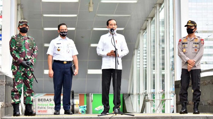 Presiden Joko Widodo melakukan peninjauan ke stasiun MRT. Peninjauan itu dilakukan dalam rangka kesiapan penerapan prosedur new normal di sarana publik.