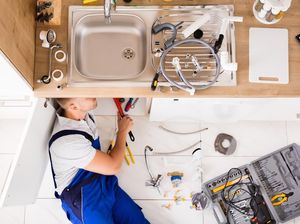 Gak Pakai Ribet, Ini 4 Tips Atasi Wastafel Dapur yang Mampet
