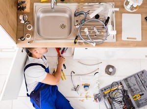 Gak Pakai Ribet, Ini 4 Tips Atasi Wastafel Dapur yang Mampet