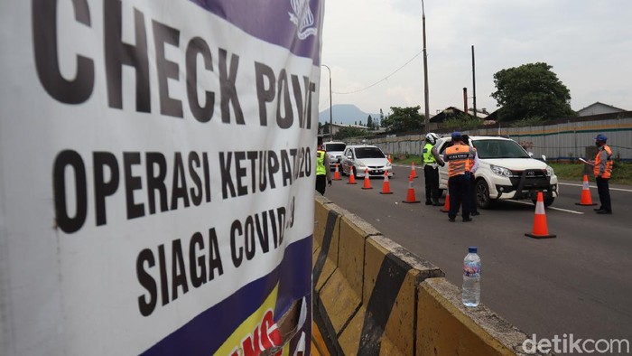 Petugas gabungan yang melakukan penyekatan di Gerbang Tol Cileunyi, Kabupaten Bandung memutar balikan sejumlah kendaraan pemudik yang hendak kembali ke Jakarta.