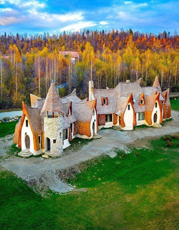 Kastil Ketiga bernama Castelul de Lut Valea Zanelor terletak di sebuah tempat bernama Valea Zanelor atau Lembah Faries. Walaupun belum dijadikan sebagai hotel, para wisatawan bisa tetap berkunjung dan menikmati pemandangan indah dari pegunungan Carpathian. Istimewa/@travel/twitter.com Kastil Ketiga bernama Castelul de Lut Valea Zanelor terletak di sebuah tempat bernama Valea Zanelor atau Lembah Faries. Walaupun belum dijadikan sebagai hotel, para wisatawan bisa tetap berkunjung dan menikmati pemandangan indah dari pegunungan Carpathian. Istimewa/@travel/twitter.com