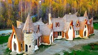 Kastil Ketiga bernama Castelul de Lut Valea Zanelor terletak di sebuah tempat bernama Valea Zanelor atau Lembah Faries. Walaupun belum dijadikan sebagai hotel, para wisatawan bisa tetap berkunjung dan menikmati pemandangan indah dari pegunungan Carpathian. Istimewa/@travel/twitter.com