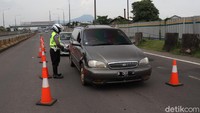 Kasubnit 1 Turjawali Polresta Bandung Iptu Sugiharto di Gerbang Tol Cileunyi mengatakan untuk pantauan arus lalu lintas hari ini ramai lancar.