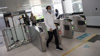 Dalam pidatonya, Jokowi mengatakan mulai hari ini stasiun MRT akan dijaga oleh pasukan TNI dan Polri.