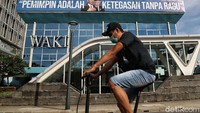 Warga juga diharuskan memakai masker saat beraktivitas.