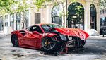 Duh, Ferrari Ringsek Usai Nabrak Bus Tingkat
