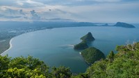 Dari puncak bukit, pemandangan pesisir pantai cantik ini bisa traveler saksikan. Ada juga pemandangan pulau yang mengingatkan akan Raja Ampat. (Getty Images)