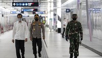 Jokowi melihat langsung ke dalam stasiun hingga area tempat menunggu penumpang.