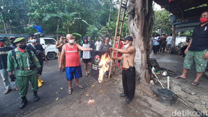 Warga di Gunungkidul membongkar posko COVID-19 karena tak terima dituduh hadang ambulans, Selasa (26/5/2020).