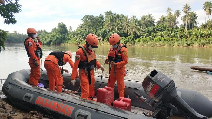Basarnas Lanjutkan Cari 3 Warga Hilang di Sungai Polman Usai Hindari Polisi (Foto: Istimewa)