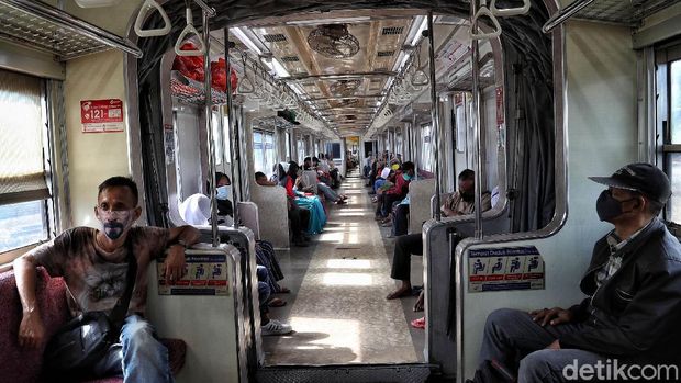 Imbauan memakai masker di angkutan umum telah digalakkan sejak penerapan PSBB. Hingga kini para penumpang KRL pun tertib dengan imbauan tersebut.