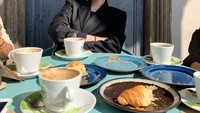 Menghadiri fashion week sekaligus pemotretan majalah di Italia, Son Naeun tak lupa membagikan momen sarapannya. Ia menikmati sepiring croissant dan segelas kopi. Foto: Instagram @marcellasne_