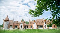 Jika diperhatikan, kastil ini terlihat seperti rumah Hobbit. Bagaimana menurutmu? Istimewa/dok.Castelul de Lut Valea Zanelor