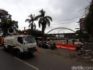 Cegah Corona, Pemkot Semprotkan Disinfektan di Area Pasar Antri Cimahi
