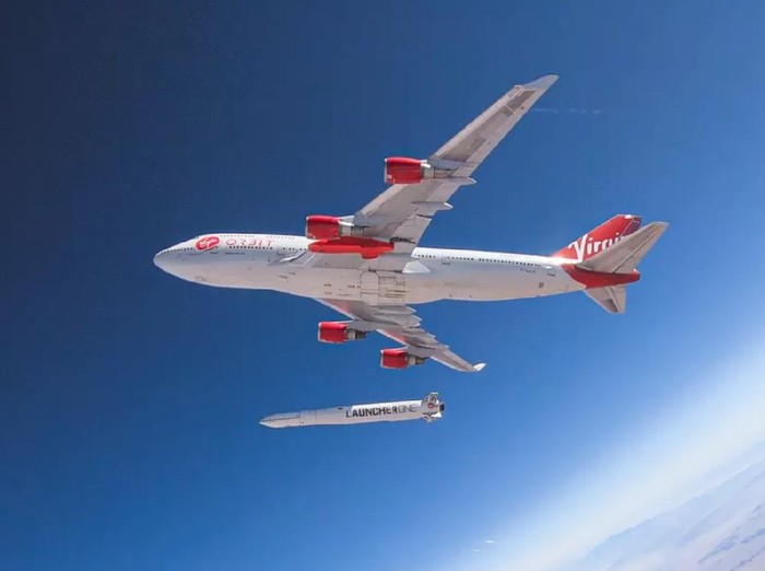 Debut pertama peluncuran roket yang dilakukan Virgin Orbit tidak berjalan mulus. Dalam uji coba, LaucherOne gagal membawa satelit mini ke orbit.