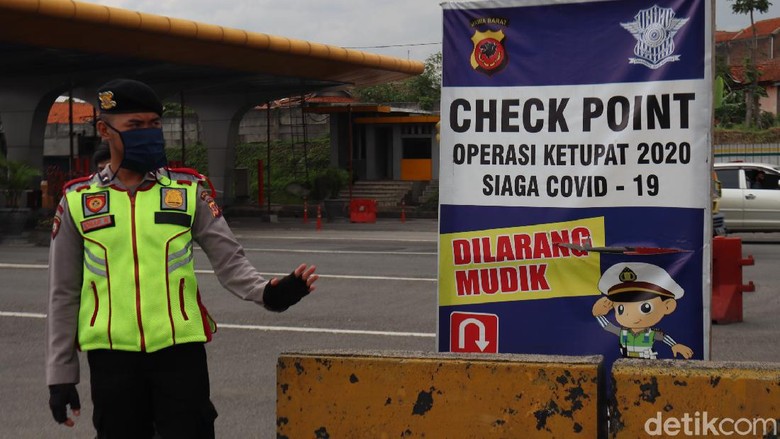 Nah Loh! Pemudik yang Hendak ke Jakarta Dilarang Masuk GT Cileunyi Petugas gabungan yang melakukan penyekatan di Gerbang Tol Cileunyi, Kabupaten Bandung memutar balikan sejumlah kendaraan pemudik yang hendak kembali ke Jakarta.