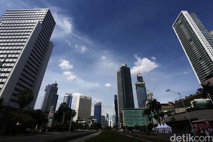Cerahnya Langit Jakarta Langit Jakarta terpantau cerah dan membiru pada Idul Fitri kemarin. Hari ini, Selasa (26/5/2020), konsidi juga cenderung cerah.