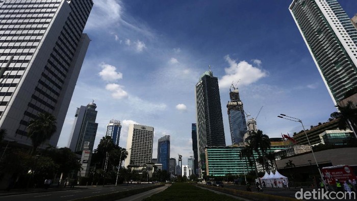 Langit Jakarta terpantau cerah dan membiru pada Idul Fitri kemarin. Hari ini, Selasa (26/5/2020), konsidi juga cenderung cerah.