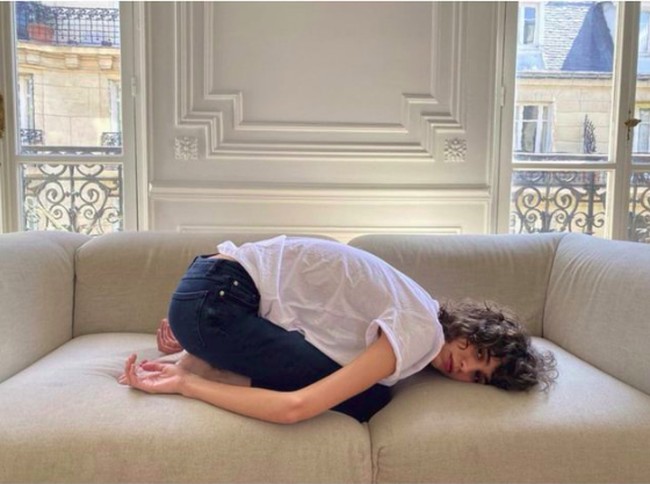 Umumnya model dalam katalog berekspresi ceria atau netral. Sepertinya Zara ingin menangkap potret dari model yang lebih mendekati realita. Foto: Twitter/Zara