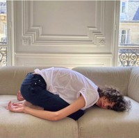 Umumnya model dalam katalog berekspresi ceria atau netral. Sepertinya Zara ingin menangkap potret dari model yang lebih mendekati realita. Foto: Twitter/Zara