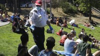 Seorang petugas kepolisian memberikan masker kepada seorang warga yang tampak beraktivitas di Dolores Park namun tak mengenakan masker. Seperti diketahui, penggunaan masker saat beraktivitas di luar rumah menjadi salah satu hal yang wajib untuk dilakukan guna mencegah penyebaran COVID-19.