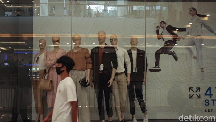 Terkini! Suasana Summarecon Mall Bekasi Usai Dikunjungi Jokowi Summarecon Mall Bekasi bakal segera beroperasi penuh. Hal itu dilakukan secara bertahap mulai 8 Juni 2020. Berikut suasana terkininya.