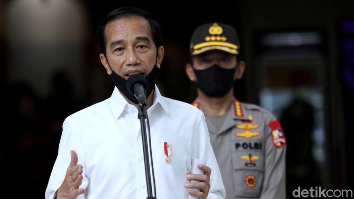 Presiden Joko Widodo hari mengunjungi mal yang berada di Bekasi. Kedatangannya itu untuk meninjau kesiapan Bekasi menjalankan skema new normal.