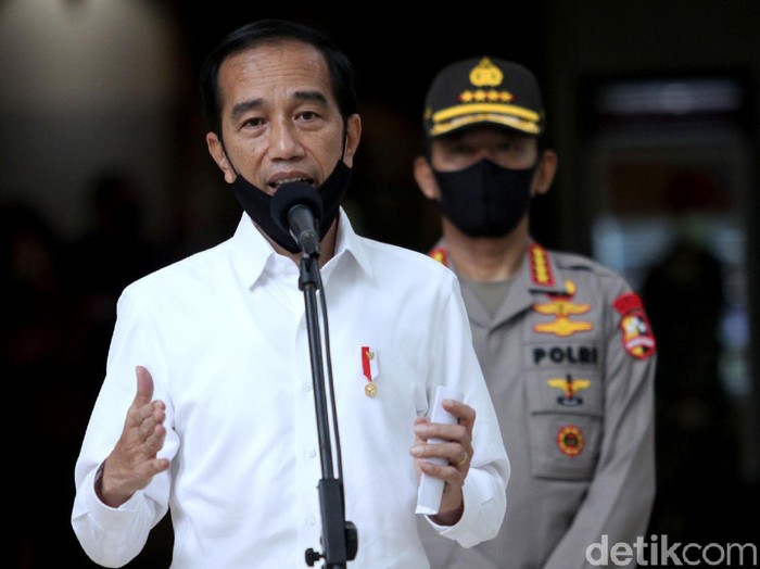 Presiden Joko Widodo hari mengunjungi mal yang berada di Bekasi. Kedatangannya itu untuk meninjau kesiapan Bekasi menjalankan skema new normal.