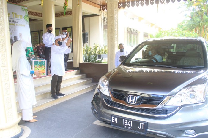 Halal bihalal drive thru di Pekanbaru (Chaidir-detikcom)