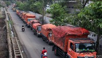Truk sampah DKI Jakarta mengular panjang saat menunggu antrean masuk ke Tempat Pengolahan Sampah Terpadu (TPST) Bantargebang, Kota Bekasi, Selasa (26/05/2020).