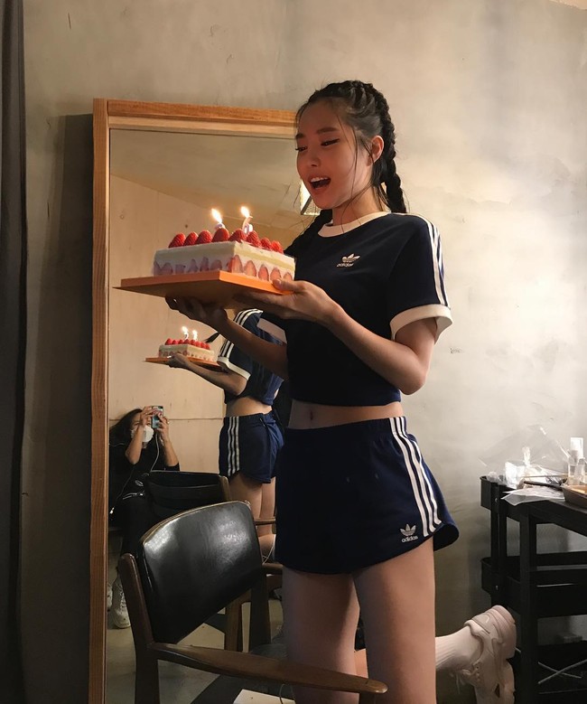 Son Naeun termasuk artis wanita yang dianggap punya body goals oleh netizen Korea. Penampilannya memakai legging viral karena lekuk tubuhnya bikin kaum wanita iri. Seperti banyak idol lainnya, mantan personel grup KPop Apink itu fokus diet dan pilates. Foto: Instagram @marcellasne_