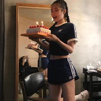Son Naeun termasuk artis wanita yang dianggap punya body goals oleh netizen Korea. Penampilannya memakai legging viral karena lekuk tubuhnya bikin kaum wanita iri. Seperti banyak idol lainnya, mantan personel grup KPop Apink itu fokus diet dan pilates. Foto: Instagram @marcellasne_