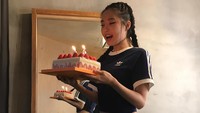 Selain jadi idol dan aktris, Naeun juga disibukkan dengan karir modelnya. Ia menjadi salah satu model dari brand Adidas di Korea. Dua tahun lalu ia mendapatkan kejutan kue ulang tahun dari Adidas saat melakukan pemotretan. Foto: Instagram @marcellasne_