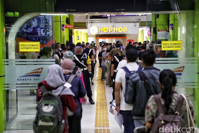 Pemeriksaan Penumpang dari Luar Kota di Stasiun Gambir Diperketat Petugas gabungan perketat pemeriksaan penumpang dari luar kota yang tiba di Stasiun Gambir. Hal itu dilakukan sebagai upaya pencegahan penyebaran virus Corona.