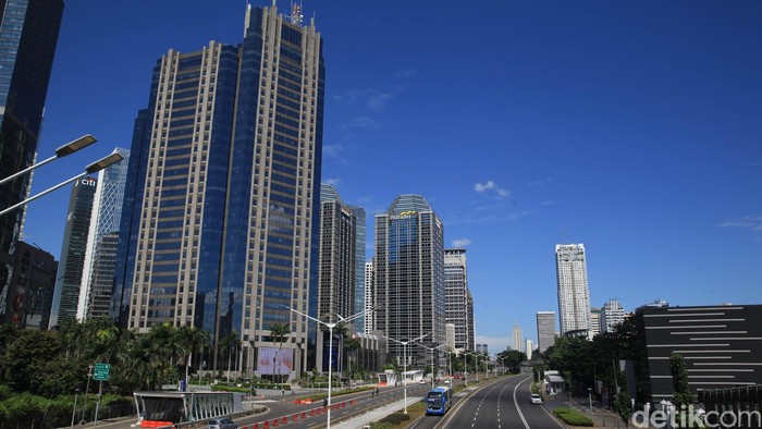 Birunya Langit Jakarta Langit Jakarta saat Idul Fitri berwarna biru cerah, Senin (25/5/2020). Banyak orang tertarik mengabadikannya dengan foto karena disebut indah tanpa polusi.