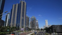Langit biru tampak memayungi kawasan Jalan Sudirman-Thamrin, Jakarta, Senin (25/5/2020) kemarin.